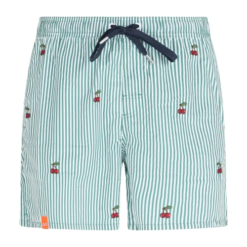 Sun68 - Bermuda mare verde a righe con ricamo ciliegia all over per uomo |