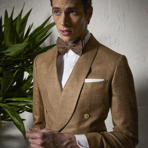 Luigi Bianchi Mantova Flirt - Abito doppiopetto beige con rever sciallato in 2