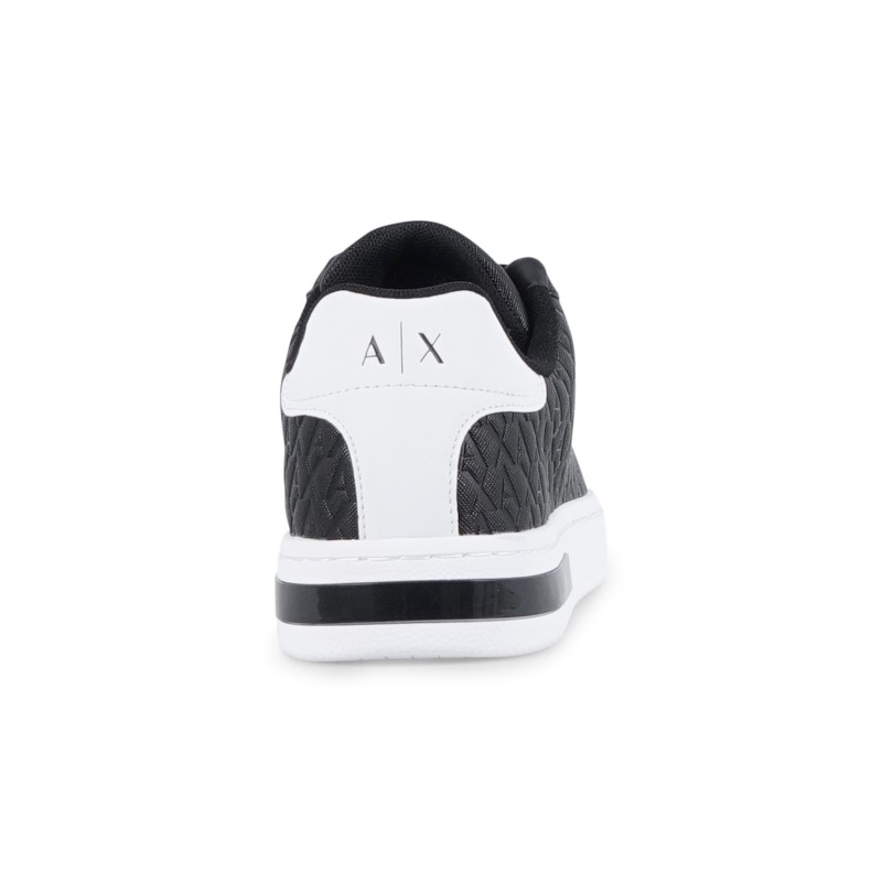 Armani Exchange - Sneakers nera stringata con logo in rilievo su tutta la
