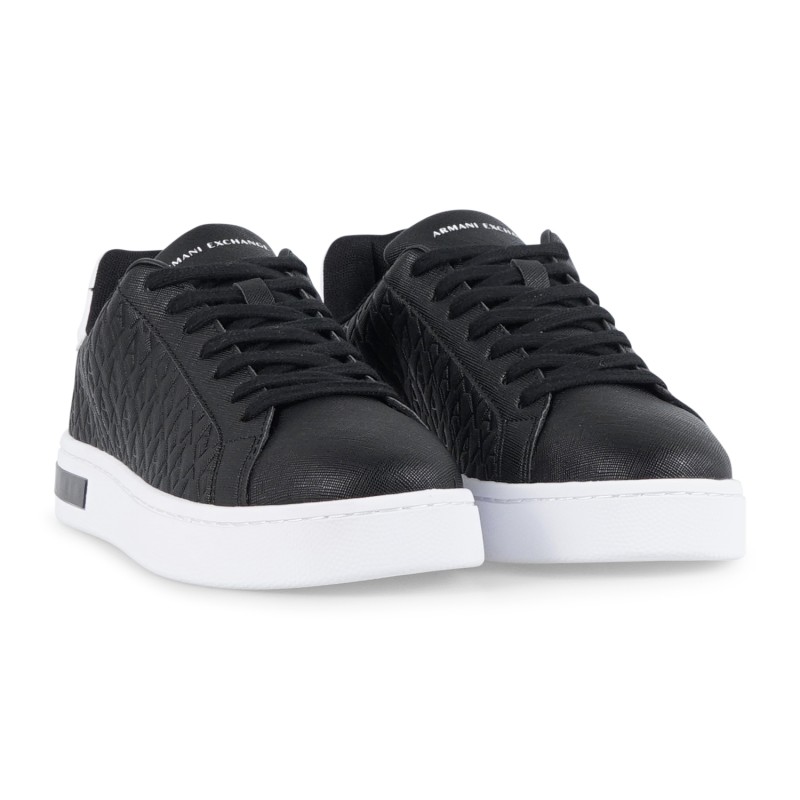 Armani Exchange - Sneakers nera stringata con logo in rilievo su tutta la