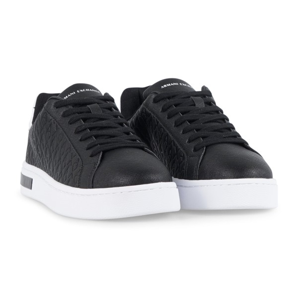Armani Exchange - Sneakers nera stringata con logo in rilievo su tutta la