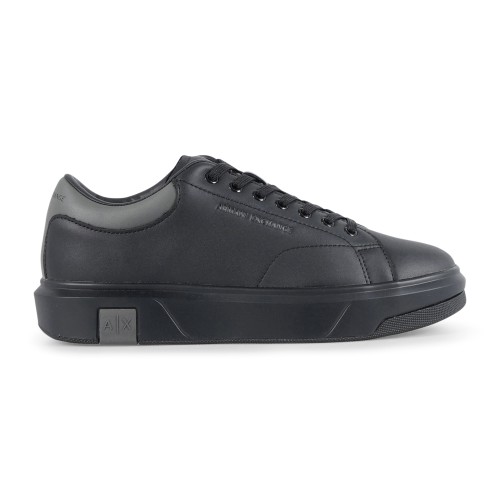 Armani Exchange - Sneakers nera in pelle con logo inciso sul laterale per uomo