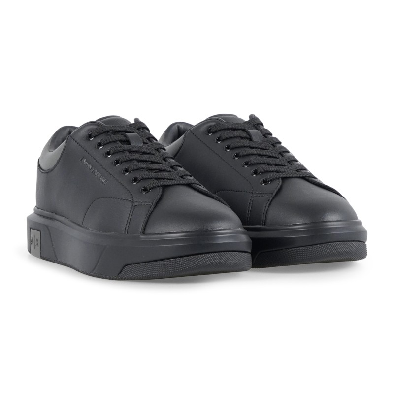 Armani Exchange - Sneakers nera in pelle con logo inciso sul laterale per uomo
