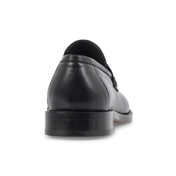 Morgillo - Mocassino nero in pelle con punta larga e passante per uomo | 911/03