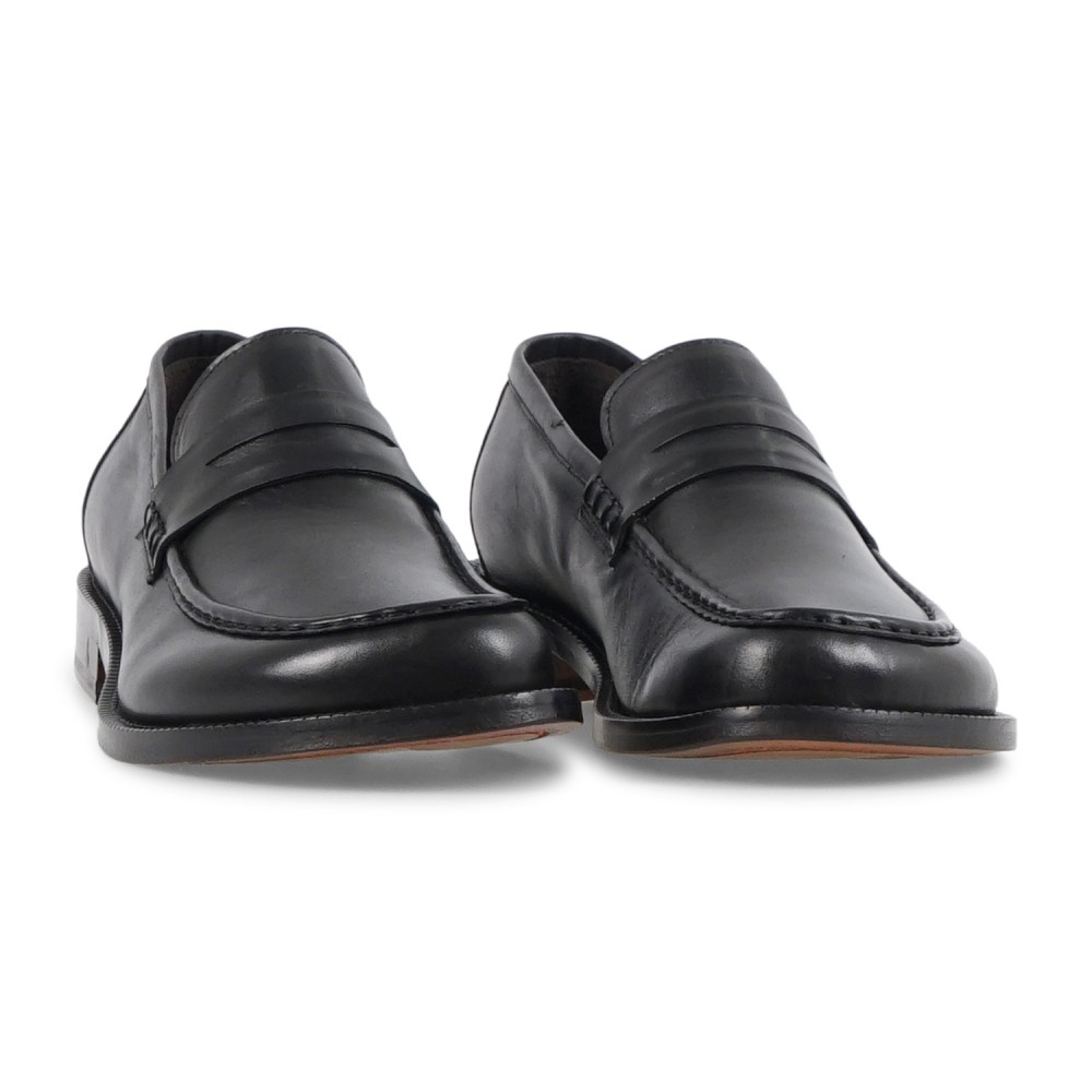 Morgillo - Mocassino nero in pelle con punta larga e passante per uomo | 911/03