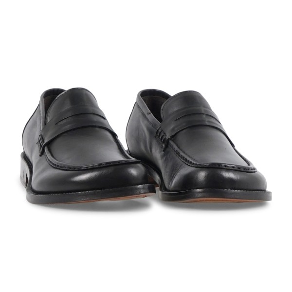 Morgillo - Mocassino nero in pelle con punta larga e passante per uomo | 911/03